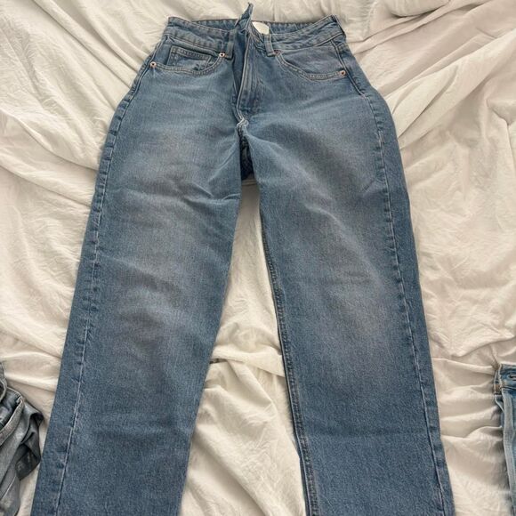 H&M High Waisted Straight Leg Medium Wash Sz 4 Women's Blue Jeans - Picture 1 of 2